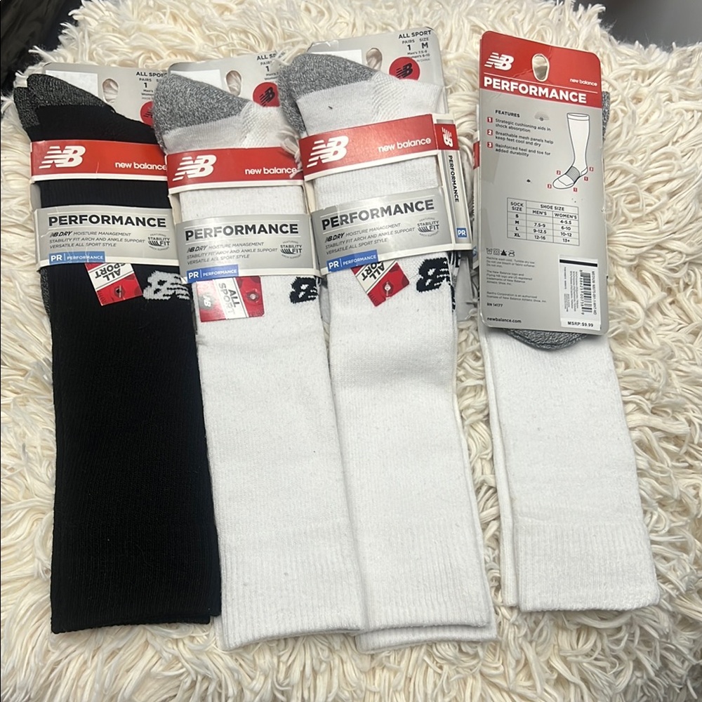 NB PERFORMANCE SOCKS, MEDIUM SIZE, BLACK AND WHITE